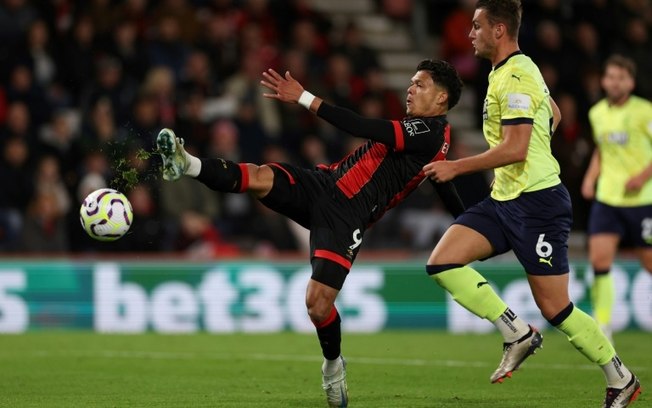 O atacante brasileiro Evanilson (à esquerda) marcou seu primeiro gol do Bournemouth na vitória sobre o Southampton