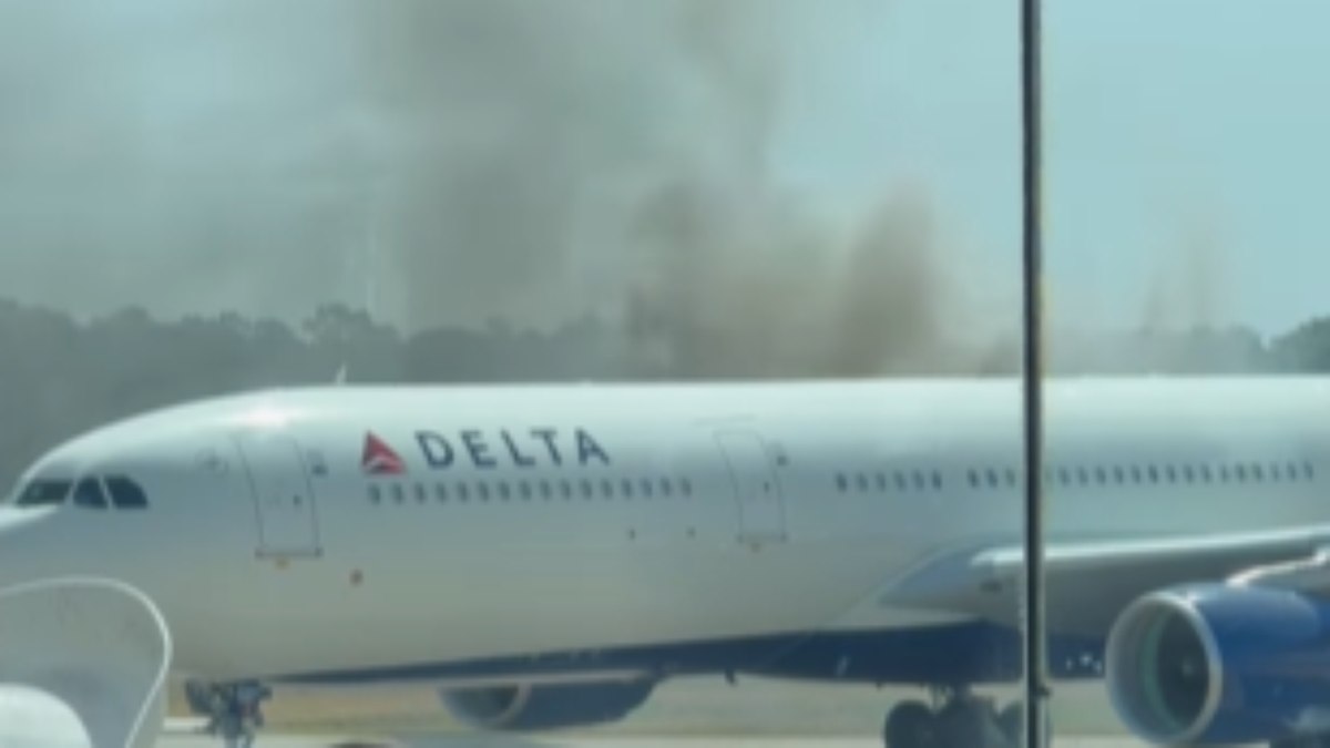 Avião pega fogo nos EUA Avião pega fogo nos EUA