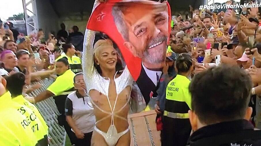 Cantora levantou bandeira com rosto de Lula após show no Lollapalooza