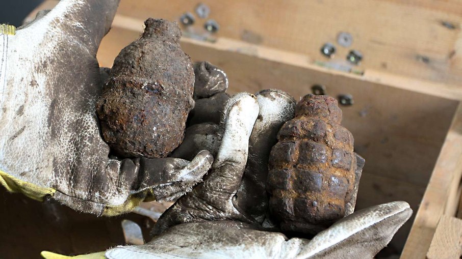 Granadas de mão recolhidas na área de treinamento militar de Altengrabow, na Alemanha  