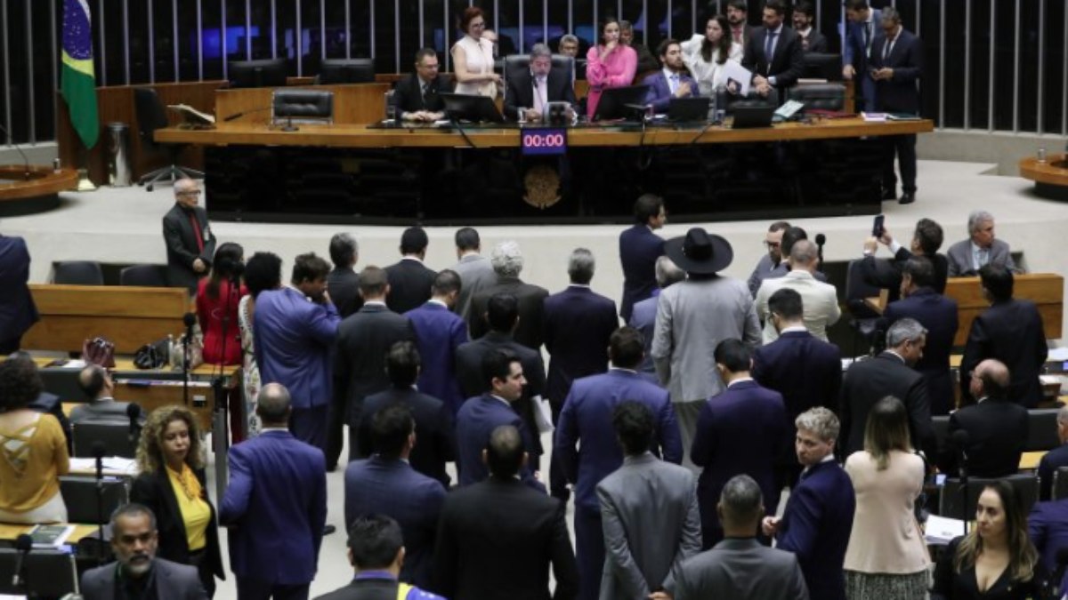 Arthur Lira faz leitura dos atos de criação das CPIs na abertura da sessão   