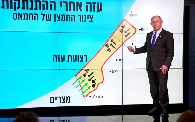 Premiê israelense Benjamin Netanyahu mostra um mapa da Faixa de Gaza, em coletiva de imprensa em Jerusalém, em 2 de setembro de 2024