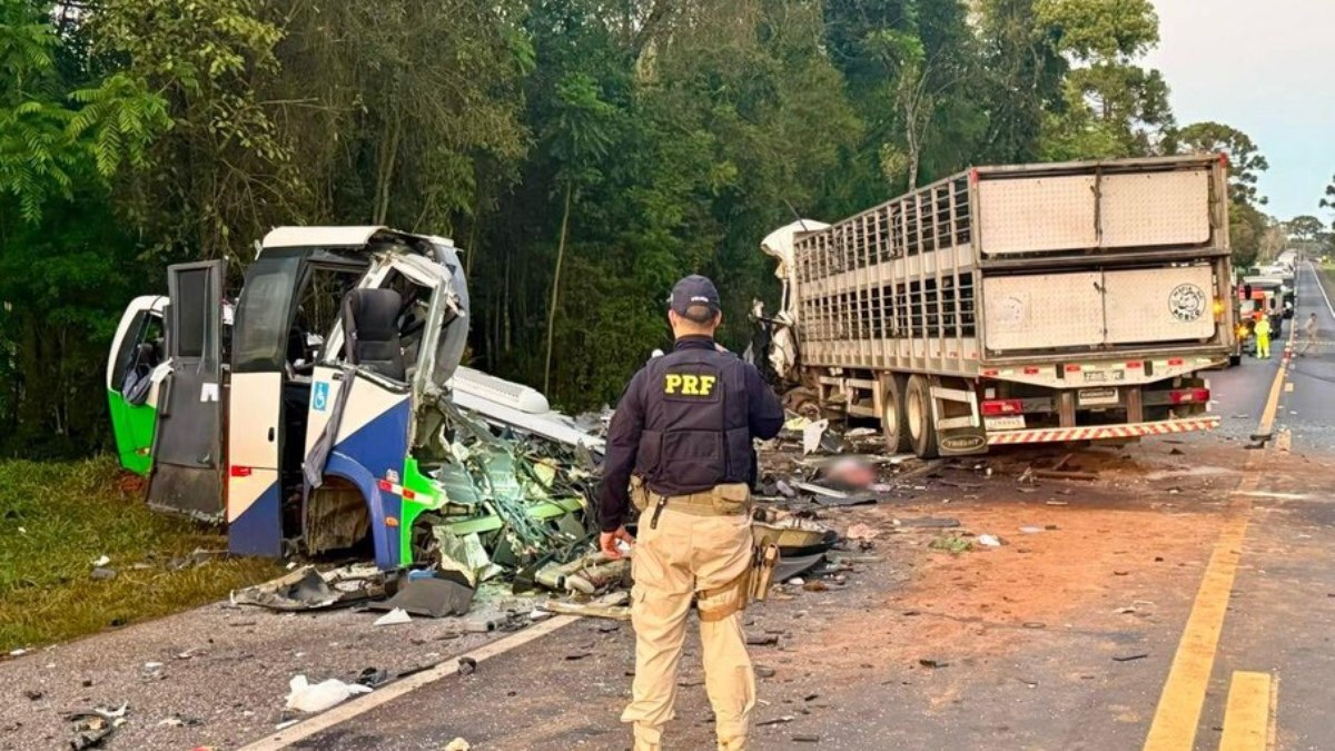 Ônibus era da Prefeitura de Imbituva (PR) e estava a caminho de atendimento médico Ônibus era da Prefeitura de Imbituva (PR) e estava a caminho de atendimento médico