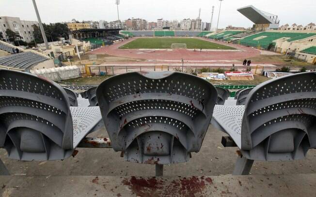 No dia seguinte à tragédia em Port Said, manchas de sangue foram vistas nas aquibancadas do estádio egípcio