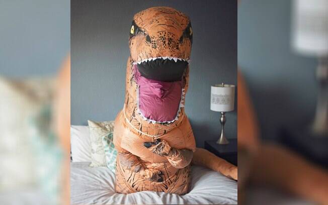 Fotos com noiva vestida de T-Rex viralizaram em poucos dias e já registram mais de 7,3 mil compartilhamentos no Facebook