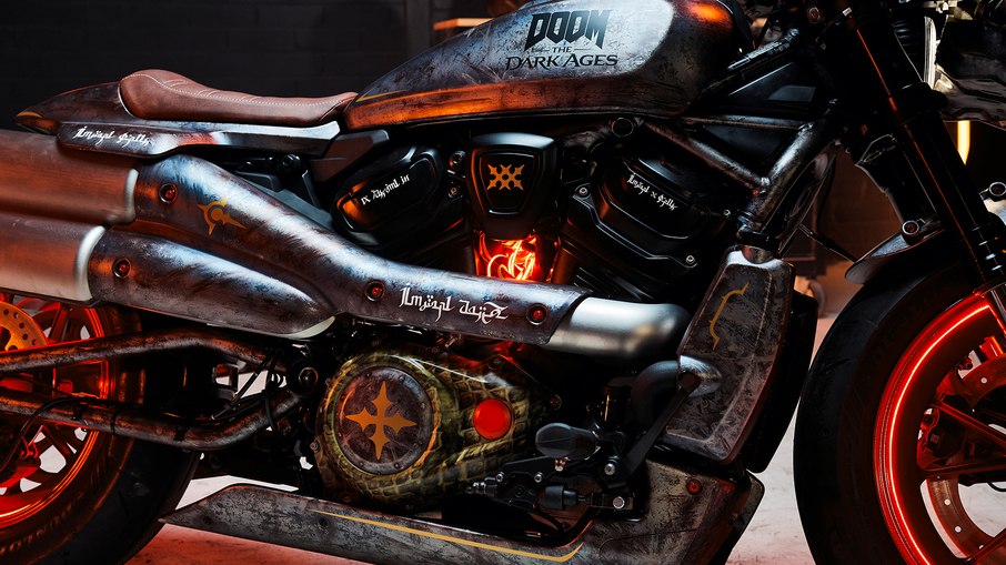 Modelo presta homenagem ao elmo do Doom Slayer Modelo presta homenagem ao elmo do Doom Slayer