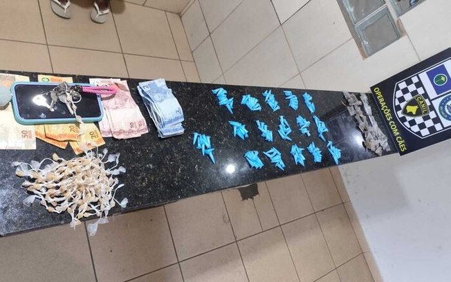 Jovem é detida com drogas em praça no Presidente Collor Jovem é detida com drogas em praça no Presidente Collor
