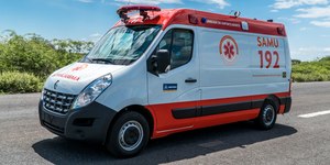 Homem dorme na rua após ser abandonado por ambulância