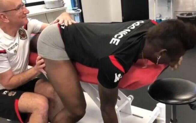 Mario Balotelli recebe massagem nos glúteos no vestiário do Nice