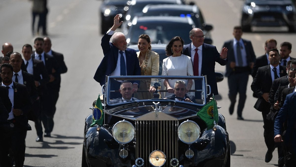 Lula desfilou em carro aberto