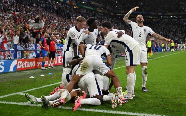 Ingleses comemoram intensamente o gol de Kane, o da classificação da Inglaterra para as quartas de final