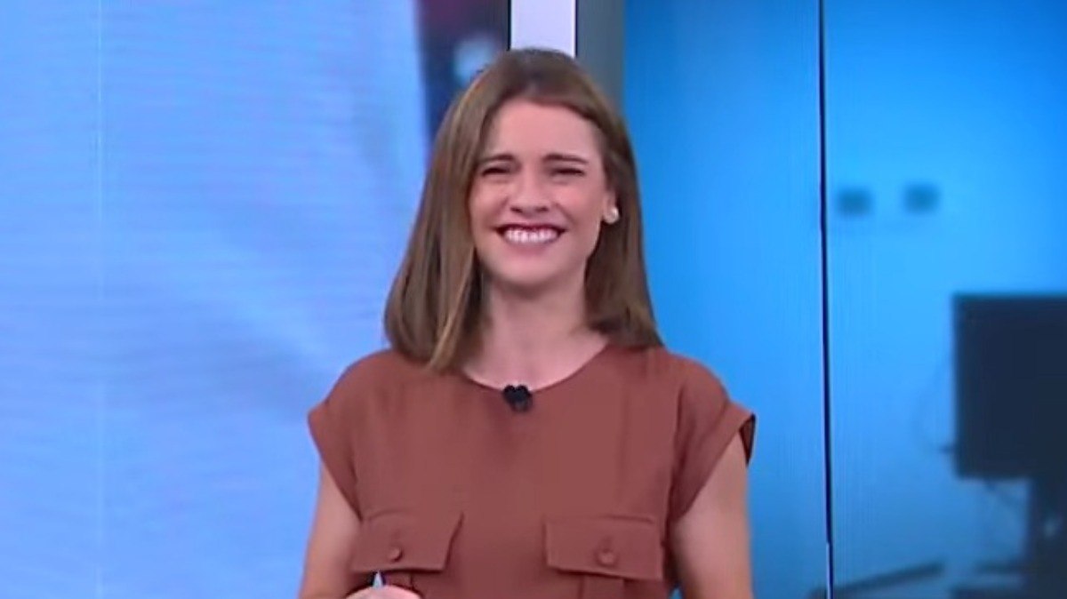 Âncora da CNN Brasil cai na risada com bolo do papa Leão XIV