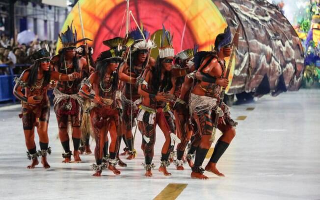 A comisssão de frente da Paraíso do Tuiuti apresentou índios e uma coreografia bastante dançante