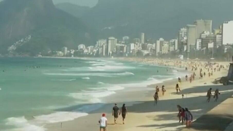 Banhistas não respeitam medidas da prefeitura e vão à praia no Rio