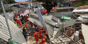 Cachorro é resgatado após 35 horas sob escombros