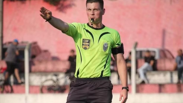 Árbitro de SP e Galo é mais novo que a maioria dos jogadores