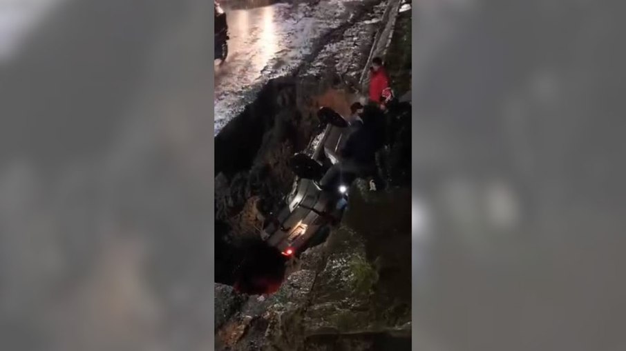 Cratera engole carro durante chuva forte em Ribeirão Pires Cratera engole carro durante chuva forte em Ribeirão Pires