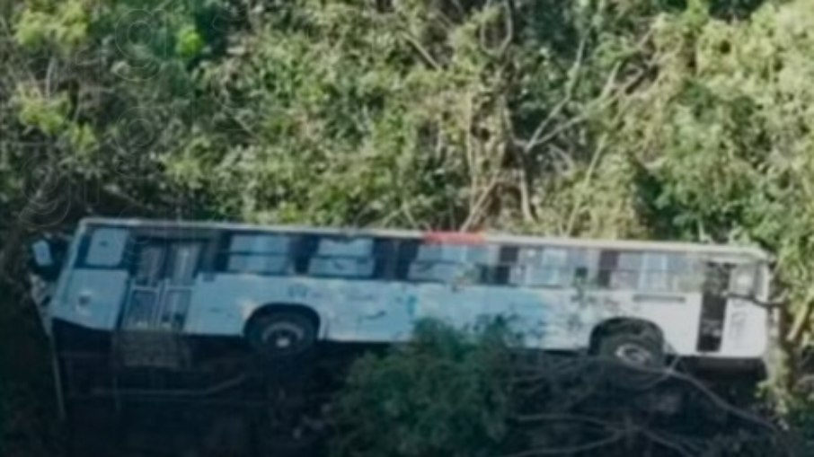 Ônibus cai em canal na Zona Oeste do Rio e deixa 46 feridos