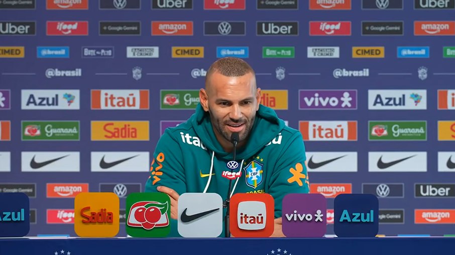Weverton durante coletiva da Seleção Brasileira