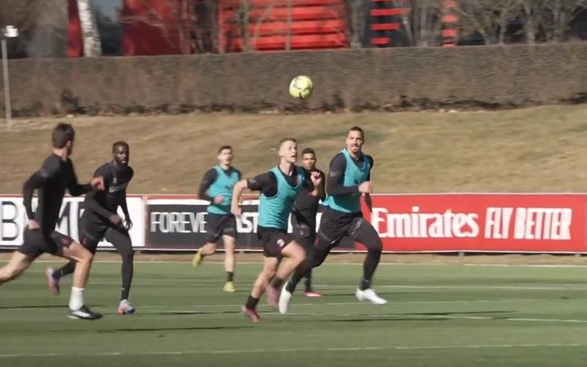 Ibrahimovic e seu filho dividem campo em treinamento do Milan, em fevereiro do ano passado Ibrahimovic e seu filho dividem campo em treinamento do Milan, em fevereiro do ano passado