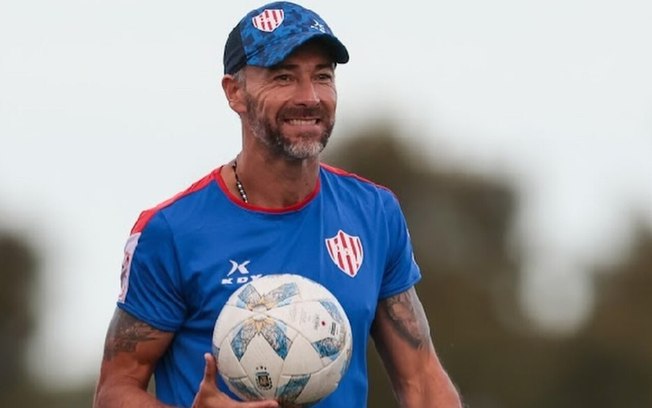 Time de Messi escolhe ex-jogador como novo técnico 