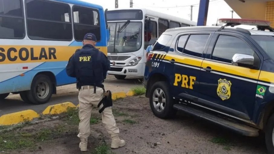 Polícia Federal Rodoviária causou diversos tipos de impedimento para eleitores de Lula durante eleições de 2022; foto mostra blitz em ônibus