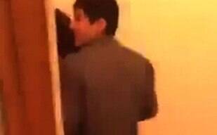 Amigos flagram casal fazendo sexo no banheiro e não perdoam; veja o flagra