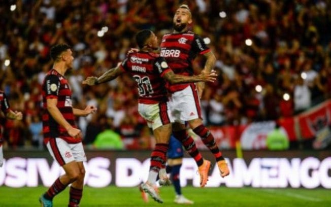 Flamengo tem primeiro tempo avassalador, vence o Atlético-GO e entra no G4 do Brasileirão