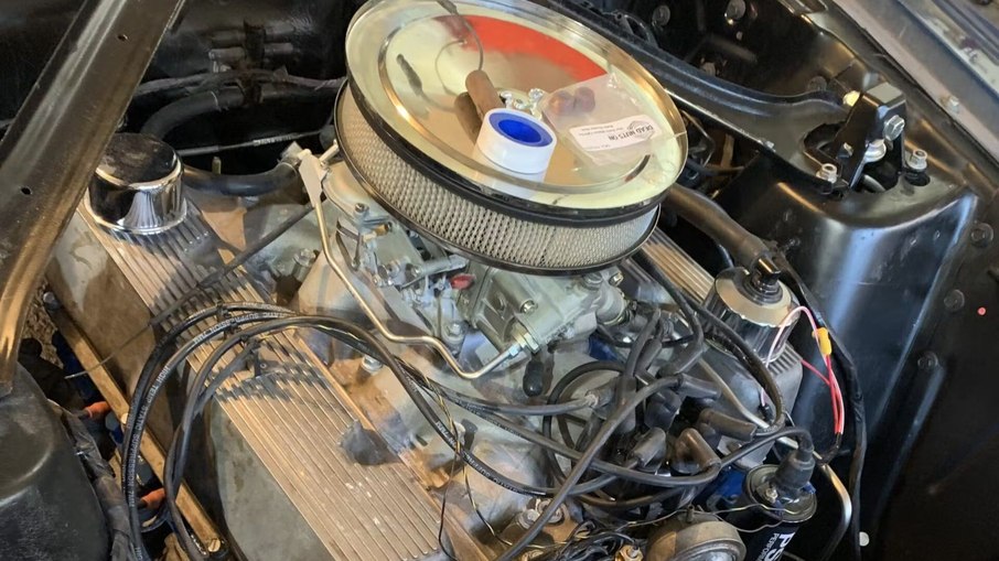 O lendário V8 de 302 polegadas cúbicas, renovado por Matt e Chuck Jennings, mantém especificações originais, mas com ajustes para rodar melhor nas ruas