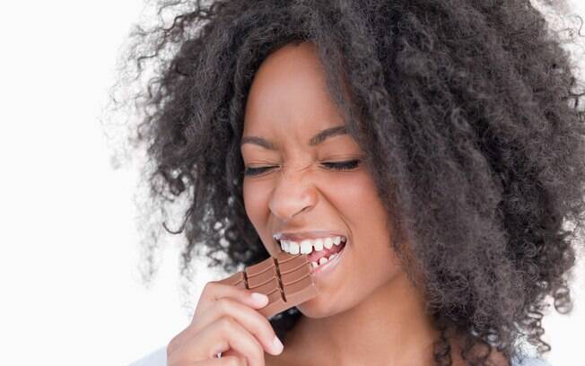 Comer um pedaço de chocolate por vez é melhor do que passar a semana inteira na vontade e perder a linha no final de semana