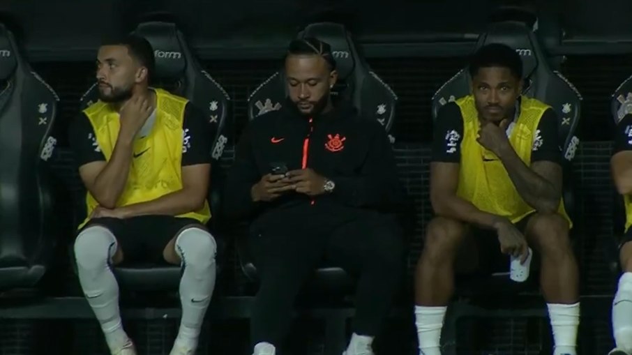 Memphis flagrado com celular no banco do Corinthians