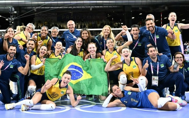 Jogadoras e comissão técnica do Brasil comemoram a vitóri sobre a Turquia na disputa pela medalha de bronze nos Jogos Olímpicos de Paris Jogadoras e comissão técnica do Brasil comemoram a vitóri sobre a Turquia na disputa pela medalha de bronze nos Jogos Olímpicos de Paris