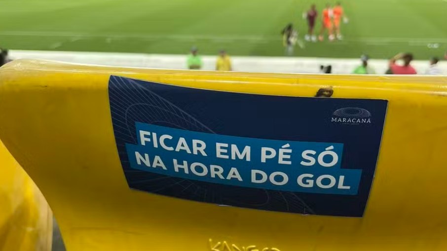 Em março deste ano, torcedores foram orientados a ficar de pé apenas para comemorar gol em alguns setores do Maracanã