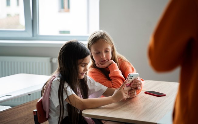 Uso de celulares nas escolas é foco de debate no Brasil Uso de celulares nas escolas é foco de debate no Brasil