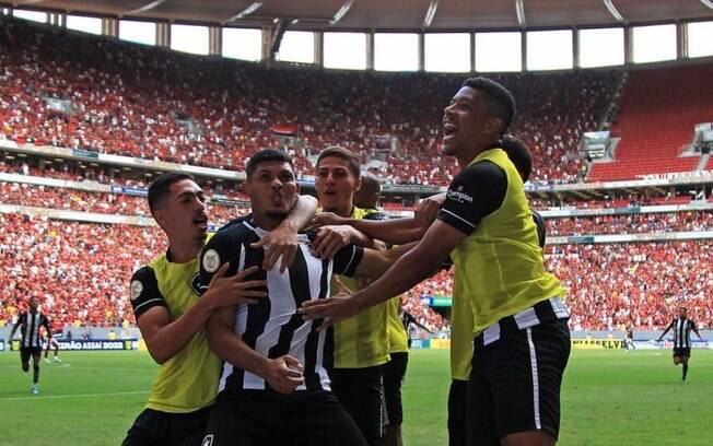 Botafogo volta a vencer os três rivais na mesma temporada após quatro anos