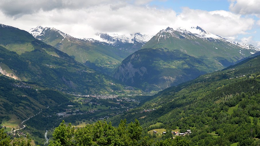 Na área ao redor de Montchavin, falsos cogumelos morel aparecem na primavera. Na área ao redor de Montchavin, falsos cogumelos morel aparecem na primavera.