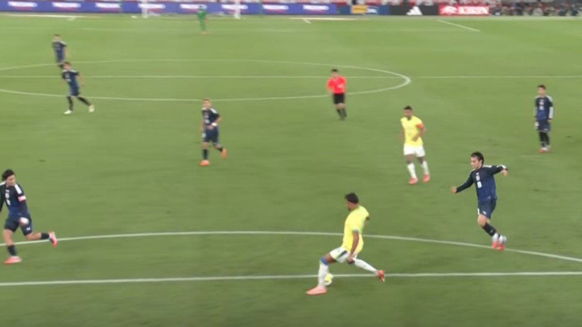 Fabrício Bruno deu passe errado, e Mitoma marcou