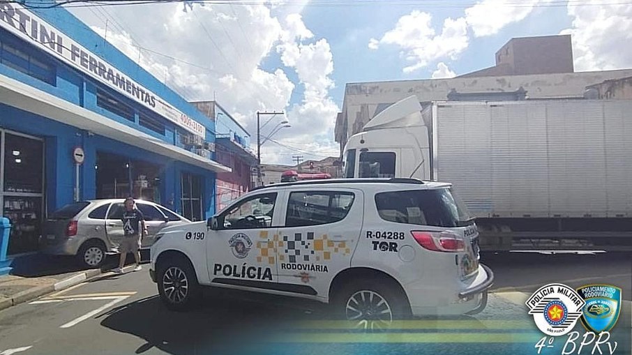 Policia prende bandido e recupera caminhão roubado apos perseguição