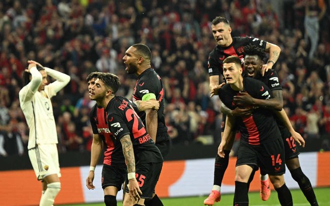 Jogadores do Leverkusen comemoram. Time na final da Liga Europa e invicto há 49 jogos