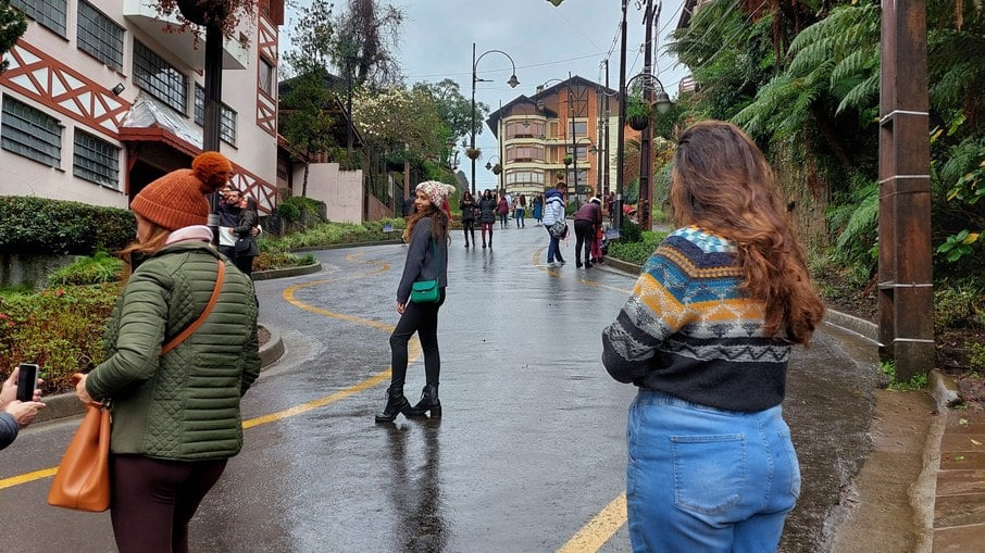 Rua Torta, em Gramado (RS), reúne turistas para fotos instagramáveis