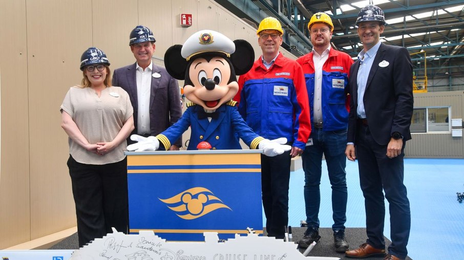 Acionistas da The Walt Disney Company durante o anúncio das novidades