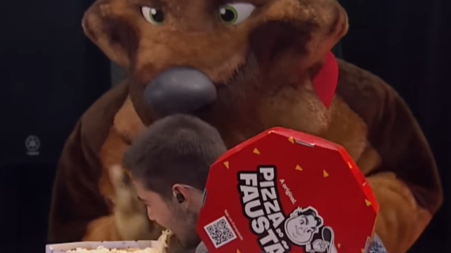 João Guilherme Silva comendo pizza na estreia de seu programa