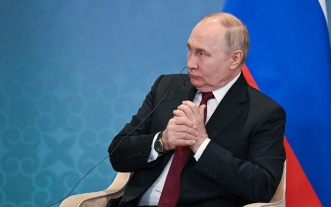 Nesta imagem distribuída pela agência estatal russa Sputnik, o presidente da Rússia, Vladimir Putin, participa de uma reunião com o presidente da Mongólia à margem da cúpula dos líderes dos Estados-membros da Organização de Cooperação de Xangai (OCS) em Astana, em 3 de julho de 2024