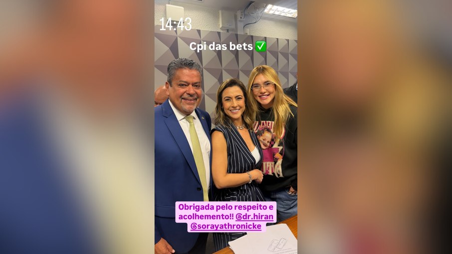 Virgínia Fonseca posa com membros da CPI das BETs Virgínia Fonseca posa com membros da CPI das BETs