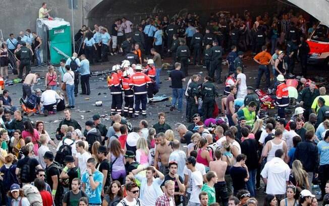 O superlotação do festival Love Parade de música eletrônica causou 21 mortes na Alemanha