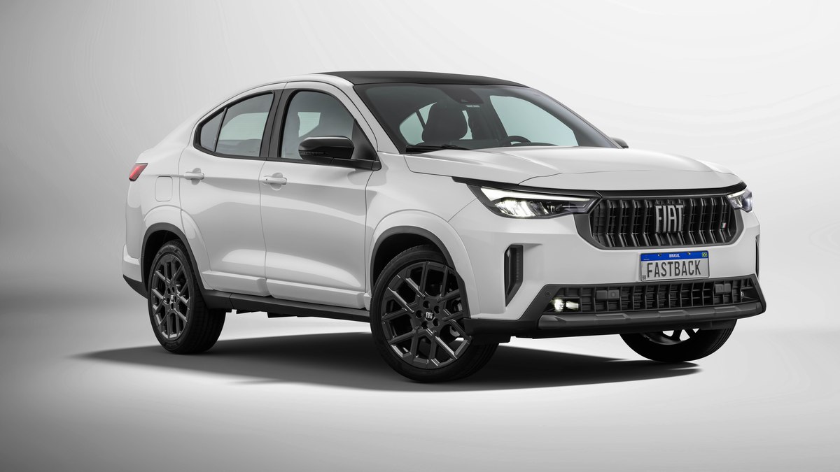 Fiat Fastback 2026 ganha teto solar e alerta de ponto cego