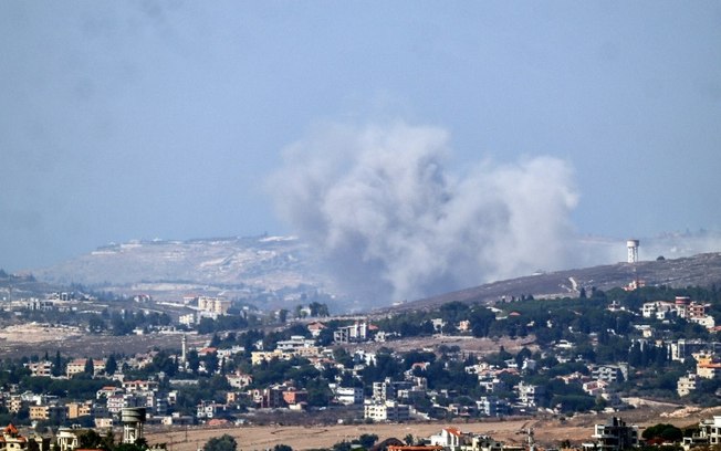 Uma nuvem de fumaça causada por um bombardeio aéreo israelense na área de Nabatiye, no sul do Líbano, em 25 de setembro de 2024