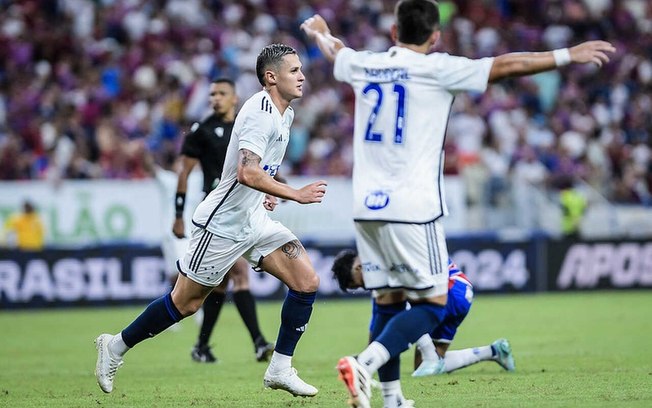 Mateus Vital comemora o gol de empate do Cruzeiro contra o Fortaleza