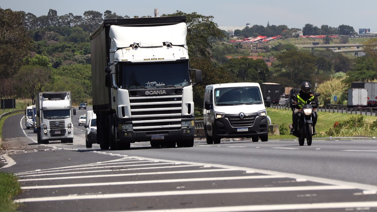 Caminhões na Rodovia dos Bandeirantes (SP - 348) Caminhões na Rodovia dos Bandeirantes (SP - 348)