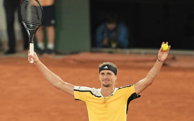 O tenista alemão Alexander Zverev comemora a vitória na terceira rodada de Roland Garros sobre o holandês Tallon Griekspoor na quadra Philippe Chatrier, no dia 1º de junho de 2024, em Paris.